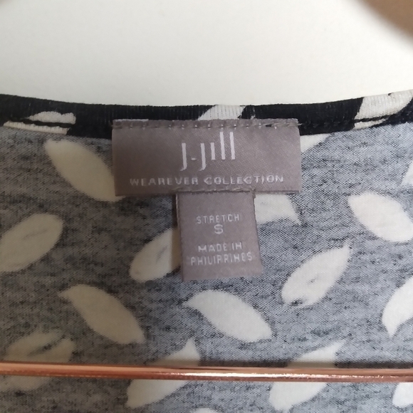 J Jill Wearever Collection Black & White Feather Print Sleeveless Scoop Neck Top - Picture 6 of 8